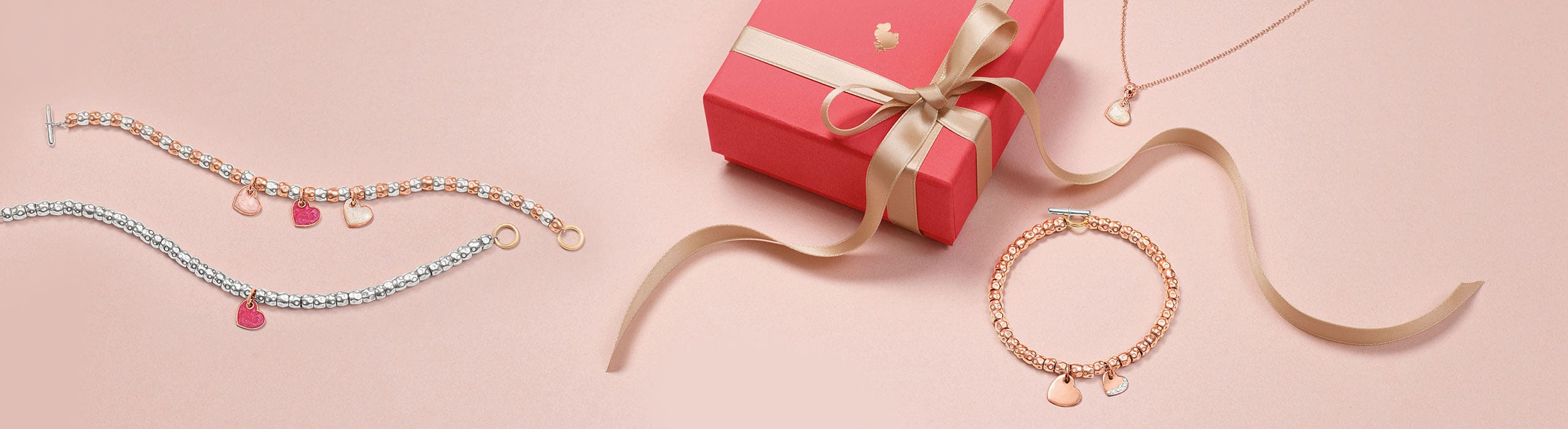 Schmuck von Dodo auf rosa Hintergrund und mit einem Geschenkpaket