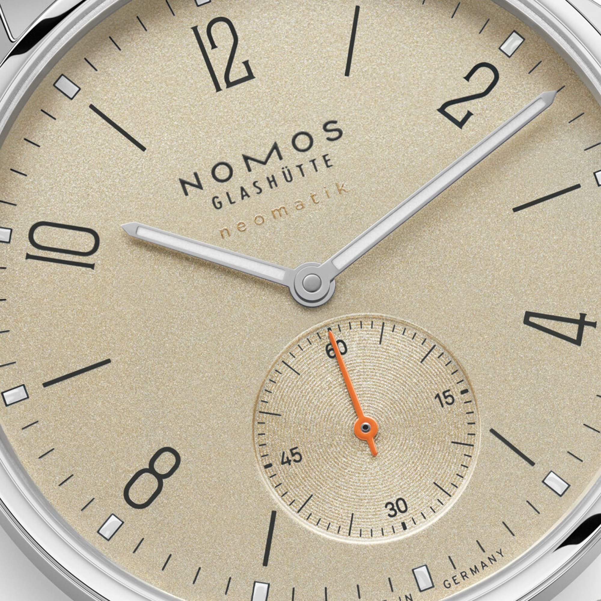 Ahoi von NOMOS Glashütte bei Juwelier Herbert Mayer in Augsburg