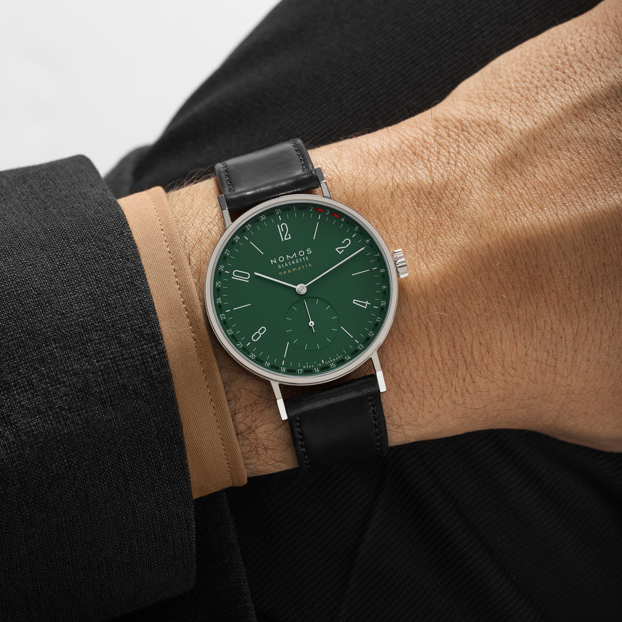 NOMOS Glashütte Tangente Neomatik 38 Update Waldgrün - Saphirglasboden bei Juwelier Herbert Mayer in Augsburg